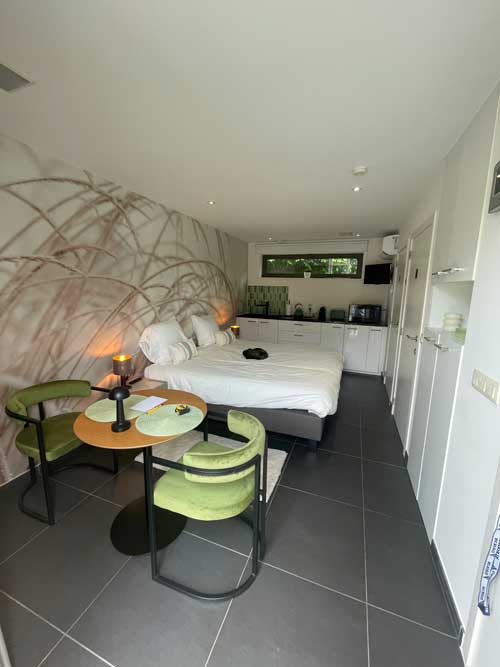 Q Studio Green Bed en Breakfast kamer